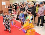 クイーン・エリザベスの乗客に石見神楽を披露する園児ら＝１９日、境港市竹内団地の境夢みなとターミナル