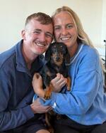 　６日、５００日以上行方不明となっていたダックスフントと飼い主ら（Ｒｕｂｙ　Ｓｔｅｗａｒｔ／Ｔｈｅ　Ａｄｖｅｒｔｉｓｅｒ提供、ＡＰ＝共同）