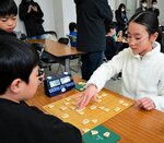 真剣な表情で勝負に挑む児童ら