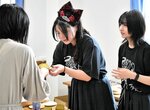 来場者にスイーツを振る舞う生徒ら（中央高等学園専修学校提供）