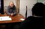 　茨城県内のシェアハウスで、ナイジェリア出身の男性と話す監理人の菅原大輔さん＝１月