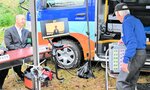 画面越しに投票の様子を確認する立会人（中央）＝１６日、南部町大木屋の大木屋公民館