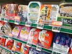 　スーパーに並ぶパックご飯＝２０１８年、東京都江戸川区