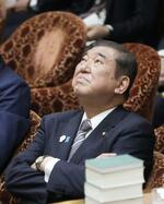 　衆院予算委の集中審議で質問を聞く石破首相＝１２日