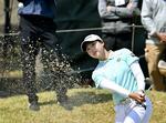 　第２日、１７番でバンカーショットを放つ菅楓華。通算６アンダーで首位＝ＵＭＫＣＣ