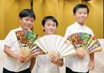 　京都・祇園祭の「山鉾巡行」で長刀鉾に乗る稚児に決まった西川雅基さん（中央）。両隣は稚児の補佐役の禿に決まった西淵一登さん（左）と小川門土さん＝６日午後、京都市