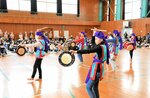 岩美町内の小学校を訪れ、沖縄県の伝統踊り「エイサー」を披露する国頭村の児童＝２０２０年１月、岩美町浦富の岩美北小
