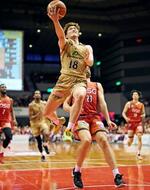 　三遠戦で攻め込む琉球の脇＝浜松アリーナ（（Ｃ）Ｂ．ＬＥＡＧＵＥ）