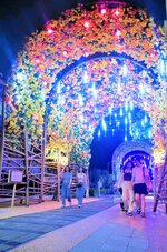 ＢＴＳのメンバー、ジョングクの誕生日を祝ってファンが贈ったというゲート＝６月３０日、釜山広域市海雲台区の海雲台ブルーラインパーク