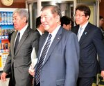政治刷新本部の会合に向かう石破氏（中央）＝２２日、東京・永田町の自民党本部
