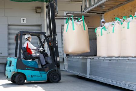 　アイリスオーヤマの精米工場に到着した備蓄米＝２９日午前、宮城県亘理町