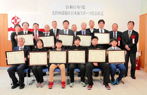 ２０２３年度日本海スポーツ賞の受賞者ら＝３０日、新温泉町芦屋の新日本海新聞社但馬支社