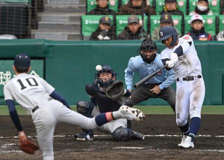 　青森山田―沖縄尚学　５回裏沖縄尚学２死満塁、安谷屋が中前に２点打を放つ。投手菊池統、捕手平沢＝甲子園