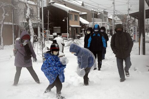 雪で遊ぶ水木しげるロードの観光客＝24日午前10時23分、境港市松ケ枝町