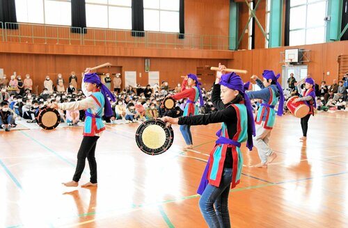 岩美町内の小学校を訪れ、沖縄県の伝統踊り「エイサー」を披露する国頭村の児童＝２０２０年１月、岩美町浦富の岩美北小