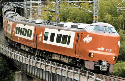 「ブルーリボン賞」に選ばれた特急やくもの２７３系車両＝鳥取県日野町