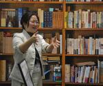 　展示内容を説明する担当学芸員の木下響子さん＝堺市堺区宿院町の「さかい利晶の杜」