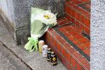 　遺体が見つかった住宅に供えられた花束＝２日午前、川崎市川崎区