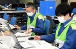 広域災害における支援態勢構築の手順や段取りを確認する担当課員＝８日、鳥取県庁