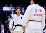 　３回戦で寺田宇多菜（右）に旗判定で敗れた角田夏実＝横浜武道館
