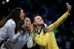 　フェンシング女子サーブル個人の表彰式で地元フランスのメダリストたちと記念の自撮りをするウクライナのオリガ・ハルラン（右）＝２９日、パリ（ＡＰ＝共同）