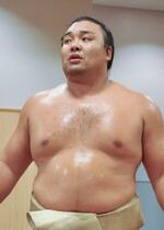 　稽古で汗を流す霧島＝東京都墨田区の音羽山部屋