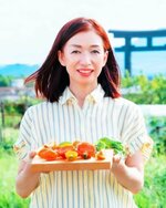  「地球と人間の体が喜ぶお野菜です」と自らが自然栽培した野菜を紹介する松本典子さん 