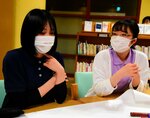 男女の差で生まれるもやもやについて話し合う学生＝３０日、倉吉市の県男女協働未来創造センターよりん彩