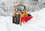 道路に降り積もった雪をかき出す除雪車＝２２日、新温泉町湯
