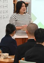  「心の健康について普段から考えてほしい」と語る本多さん＝１３日、鳥取市立川町５丁目の鳥取東高 