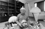 　作品を手にする創作折り紙作家の故吉沢章さん＝東京都練馬区（栃木県上三川町提供）