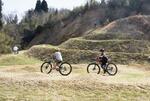 　マウンテンバイクパーク「もくぞうこ」を楽しむ利用者＝２０２５年３月２２日、石川県津幡町