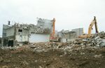 解体工事が進む旧倉吉福祉会館＝２００２年１月、倉吉市