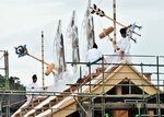 槌打ちの儀で、市民らと協働して上げた棟木を打つ工匠＝９日、鳥取市東町２丁目