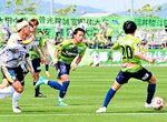 下関―鳥取　鳥取は後半から途中出場した松木（中央）が前線で多くの好機をつくる＝Ａｘｉｓバードスタジアム