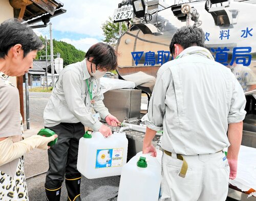 断水地域で行われた給水車による給水活動＝１６日午前１１時半ごろ、鳥取市河原町中井