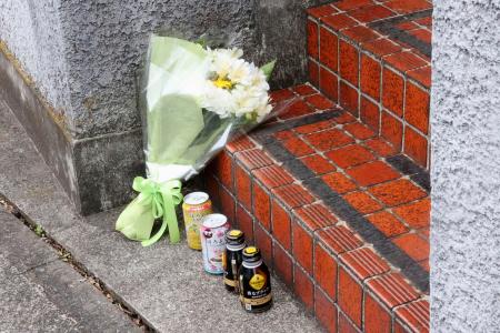 　遺体が見つかった住宅に供えられた花束＝２日午前、川崎市川崎区