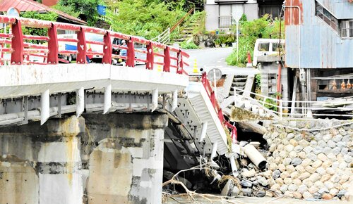 崩落した高山橋＝１６日午後１２時４５分、鳥取市佐治町高山