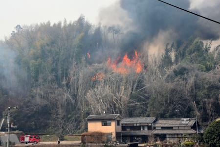 　民家の間近まで火が迫った愛媛県今治市の山林火災現場＝２５日午後２時１３分