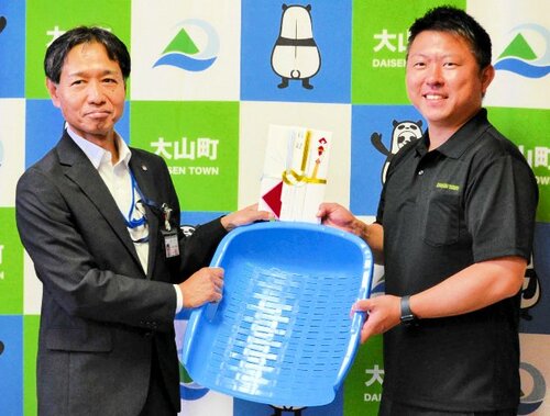 目録と石箕を渡す小林所長（左）