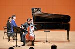  息の合った演奏を披露する門脇さん（右）と吉田さん＝１１日、倉吉市のエースパック未来中心 