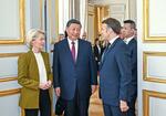 　パリのエリゼ宮で会談に臨む（左から）ＥＵのフォンデアライエン欧州委員長、中国の習近平国家主席、フランスのマクロン大統領＝６日（新華社＝共同）
