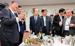 ジビエ料理を味わう石破氏（左）や二階氏（中央左）、谷氏（右）＝２０日、東京・永田町の自民党本部