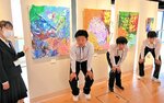 自由な発想で表現した作品を出品した生徒たち