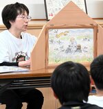 キツネに関する伝承を紹介するおくむらさん＝３０日、鳥取市青谷町青谷の青谷地区公民館