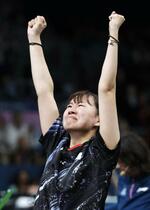 　パリ・パラリンピックの卓球女子シングルス（知的障害）で金メダルを獲得し、ガッツポーズで喜ぶ和田なつき＝５日、パリ（共同）