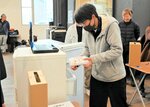 冷凍庫からギョーザを取り出す来店者＝２３日、米子市法勝寺町のダラズクリエイトボックス