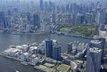 　東京都中央区の高層マンション（手前）＝４月