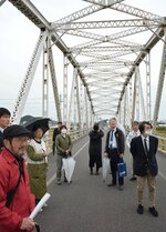 日野橋の状況を確認する委員ら＝２８日、米子市の日野橋