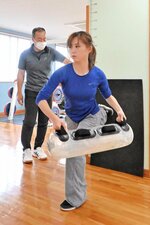 川西トレーナーの指導を受けながらフィジカルトレーニングに励む永見千代乃（手前）＝米子市の養和会メディカルフィットネスセンターＣＨＡＸ